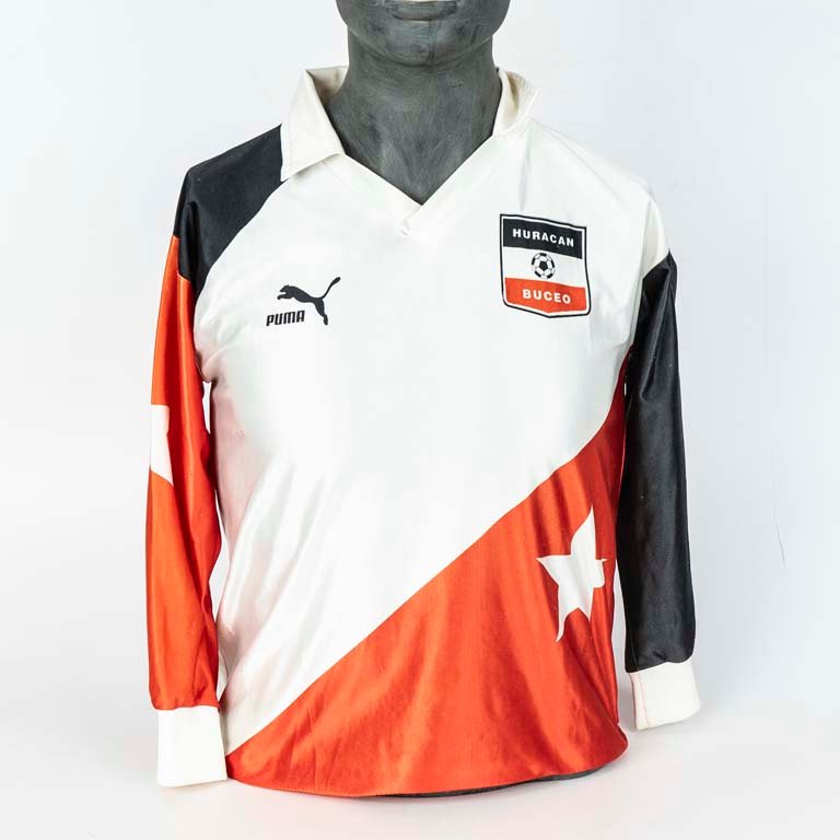 Lote siguiente: Camiseta de fútbol de Huracán Buceo niño marca PUMA