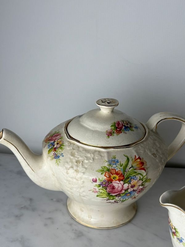 Servicio de té en loza inglesa con decoración floral - imagen 8