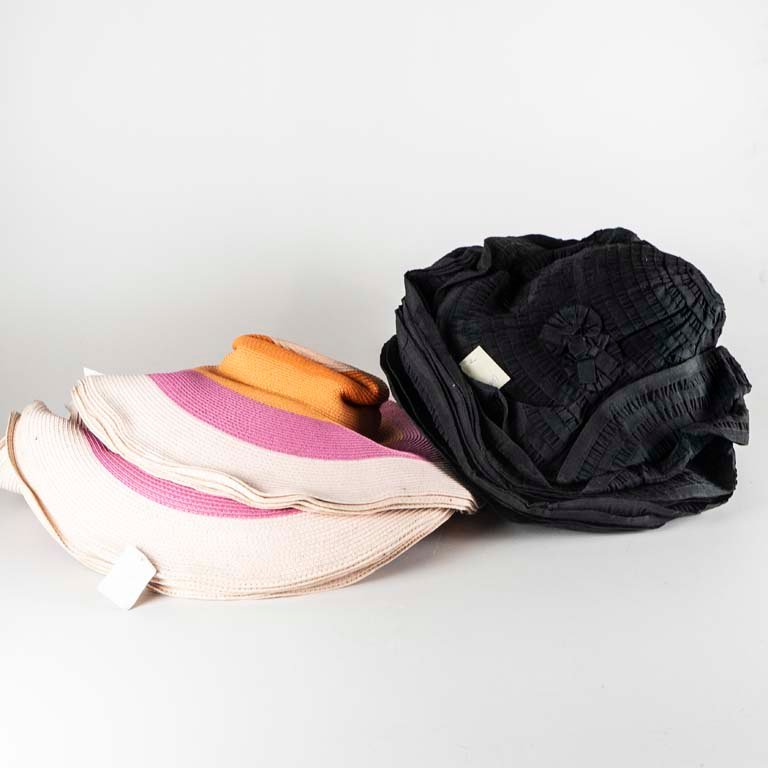 Sombreros de diferentes colores y materiales