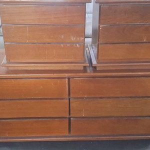 Lote anterior: Cómoda de Madera con Dos Mesas de Luz a Juego