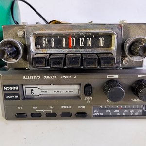Garrafa Supergas Verde con Farol, 2 Autorradios Antiguas y Plásticos de Vehículo - imagen 3