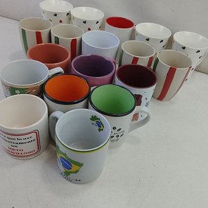 Lote de 18 Tazas y Jarros de Cerámica con Diseños Variados - imagen 5