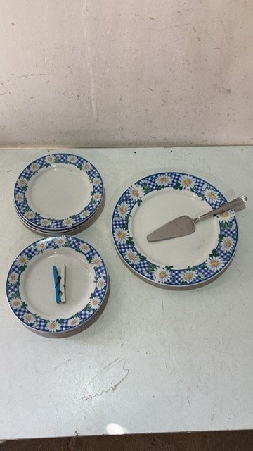 Lote anterior: Platos y cuchillo de porcelana azul y blanco