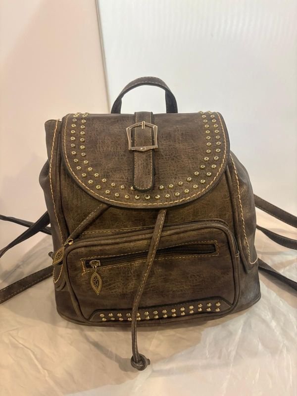 Mochila en Cuerina de Cuero Marrón Claro con Pecho Rosado - imagen 2