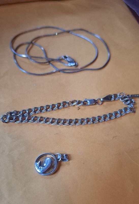 Lote siguiente: Cadena y pulsera de plata en buen estado