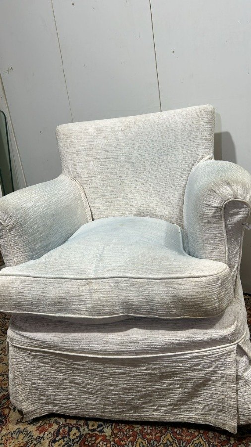 Butaca baja inglesa tapizada en blanco para decorar - imagen 5