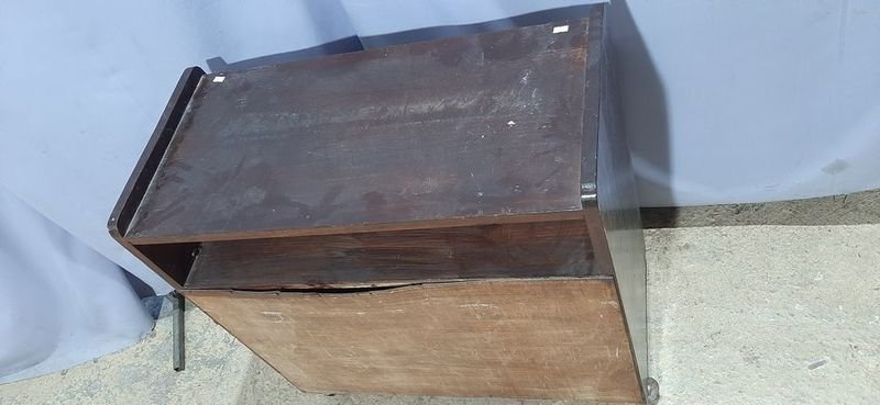 Mesa de TV en madera con ruedas y puertas - imagen 3