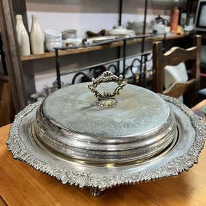 Lote anterior: Fuente de Servicio Antigua con Campana y Asa en Metal Plateado