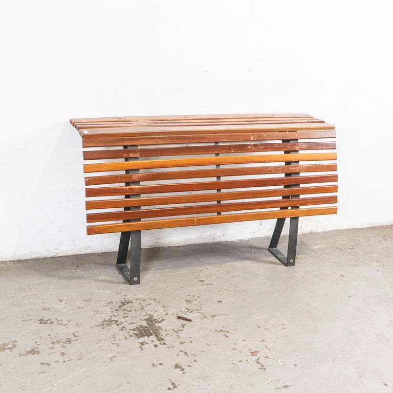 Lote siguiente: Banco de madera y metal con diseño plegable