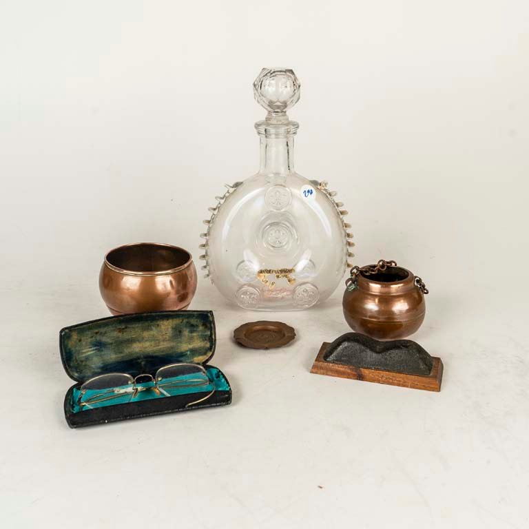 Lote de Objetos: Afilador, Lentes con Aumento, Botellón de Vidrio y Piezas de Cobre