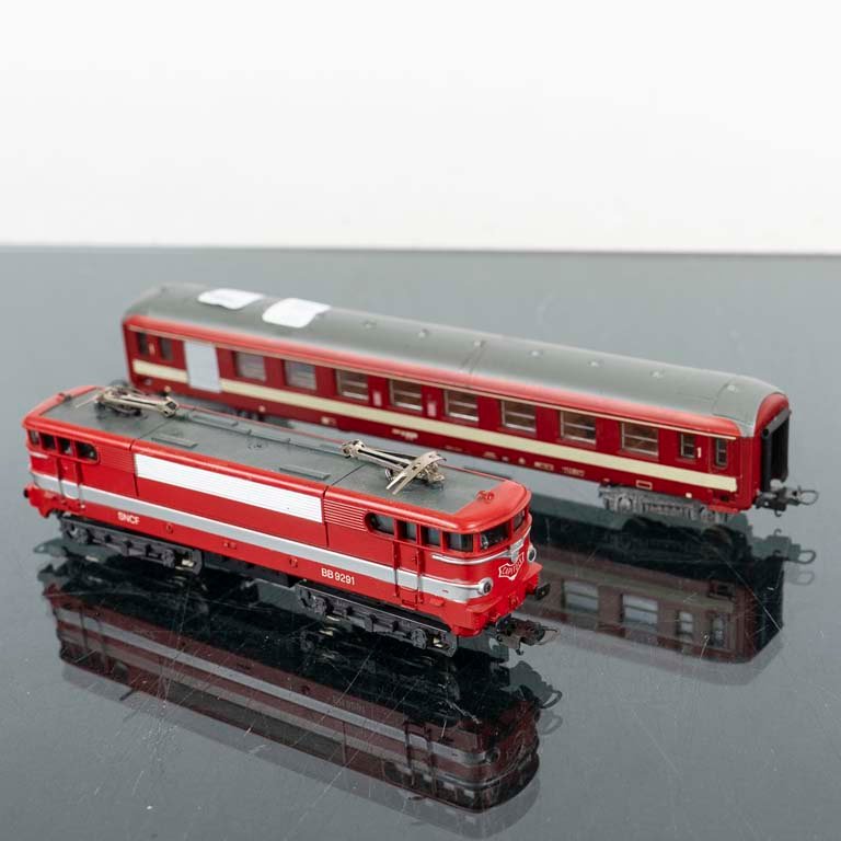 Modelo de tren a escala con locomotora y vagon
