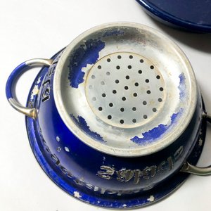 Lote de 3 piezas: Colador metálico, plato esmaltado azul y lata decorativa vintage - imagen 4