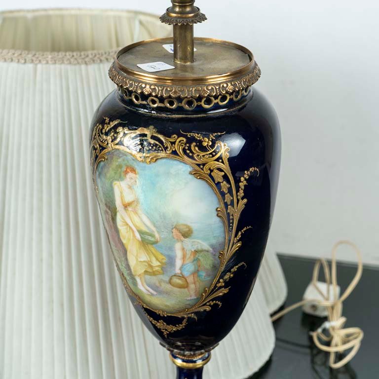 Lámpara de loza tipo Sevres con pantalla restaurada - imagen 2