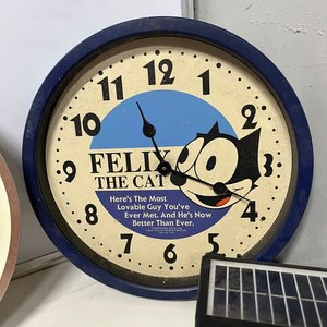 Lote de 9 piezas: 2 relojes de pared, cantimplora naranja, radio y más - imagen 7