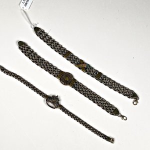 Tres Pulseras Metálicas con Diseños Florales y Animales - imagen 2