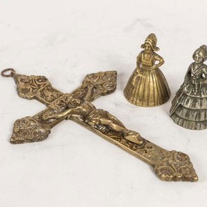 Crucifijo de Bronce con Dos Figuras Femeninas Antiguas - imagen 2