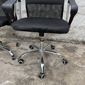 Par de Sillas de Escritorio Negras con Detalle Roto - imagen 3
