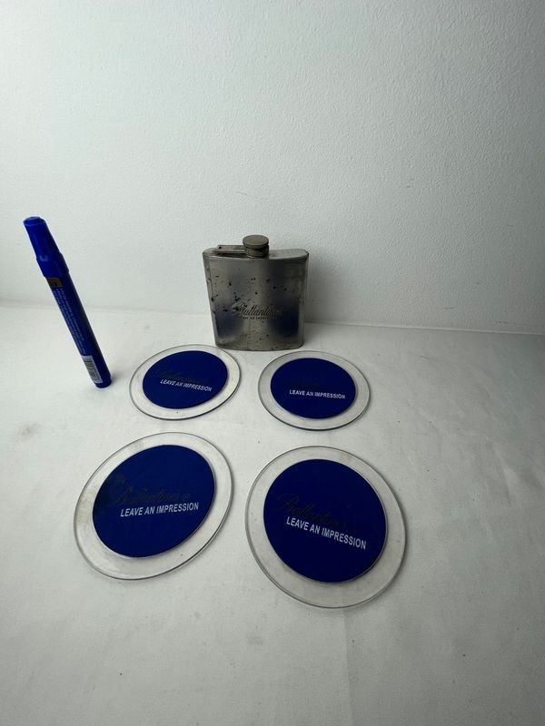 Petaca de Acero Inoxidable y 4 Posavasos Monograma Ballantine's - imagen 1
