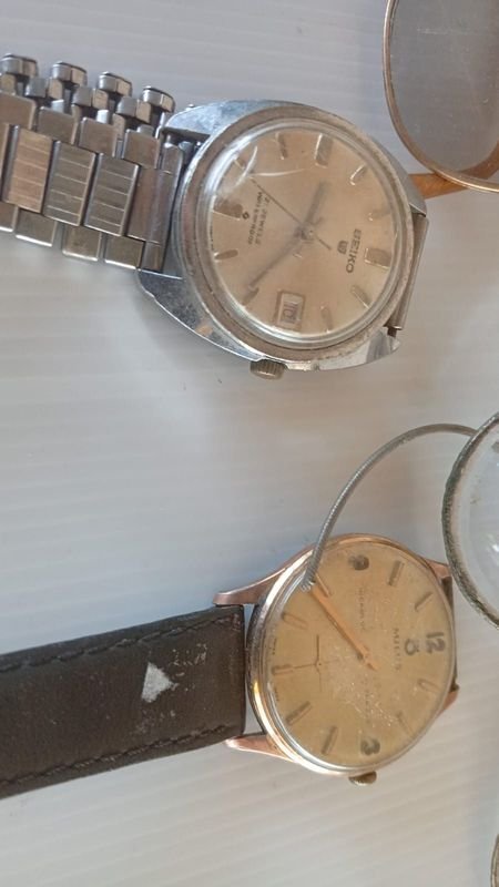 Colección de relojes y monturas de lentes antiguos