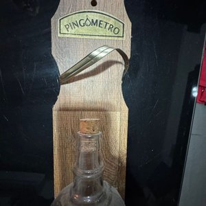 Botella Dispensadora "Pingometro" con Soporte de Madera para Colgar - imagen 3