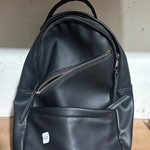 Lote siguiente: Mochila Negra de Cuero Sintético con Bolsillo Frontal