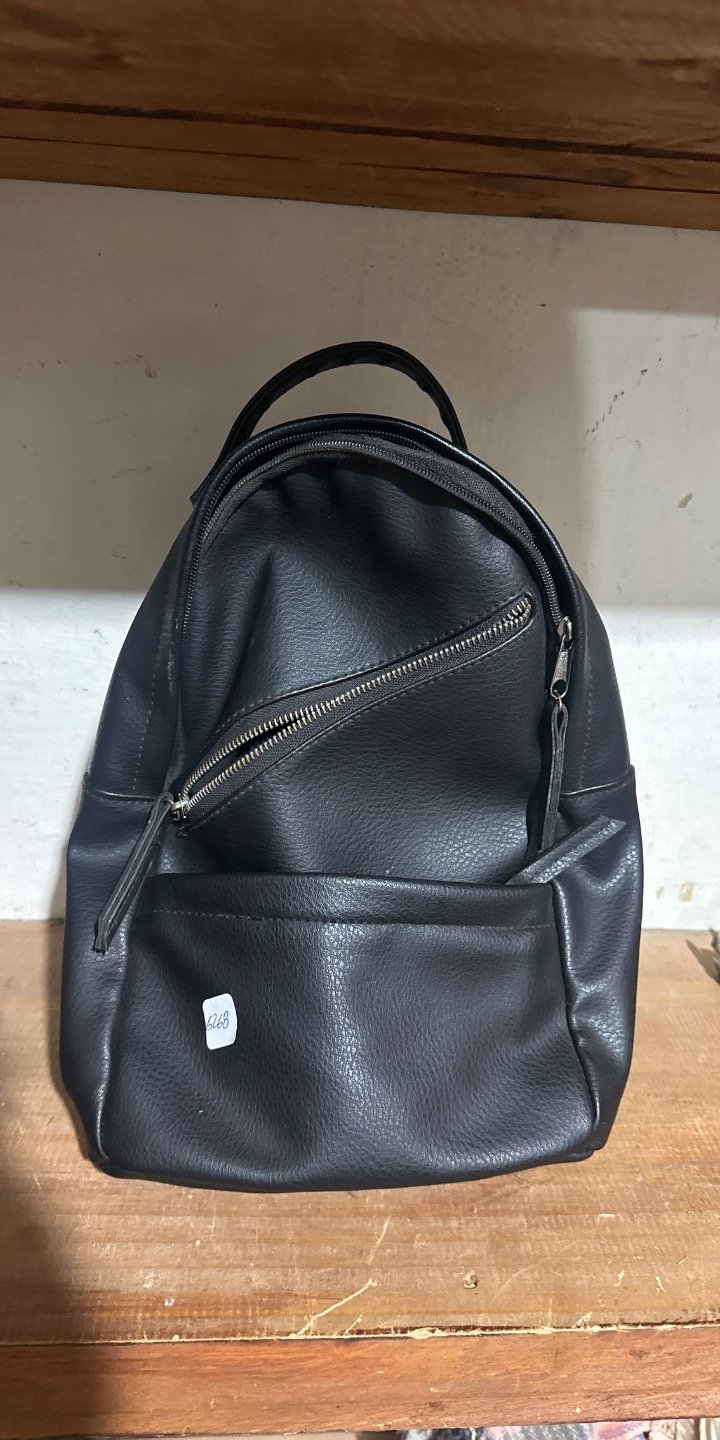 Mochila Negra de Cuero Sintético con Bolsillo Frontal