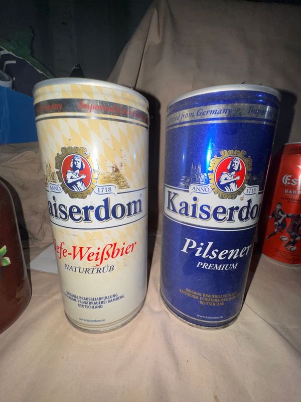 Lote de Latas y Botellas de Bebidas Varias: Kaiserdom, Estrella, Chivas Regal, Arizona Tea