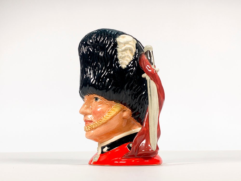 Royal Doulton jarra inglesa con motivo The Guardsman - imagen 2