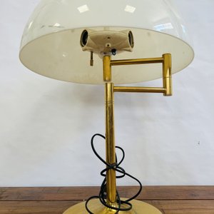 Lámpara de Mesa Dorada con Pantalla Blanca y Detalles - imagen 4