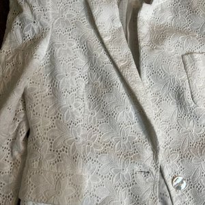Blazer Blanco Talle S con Broderie y Botón de Nácar - imagen 2