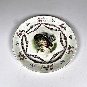 Lote anterior: Plato de Loza Inglesa con Retrato de Dama y Flores