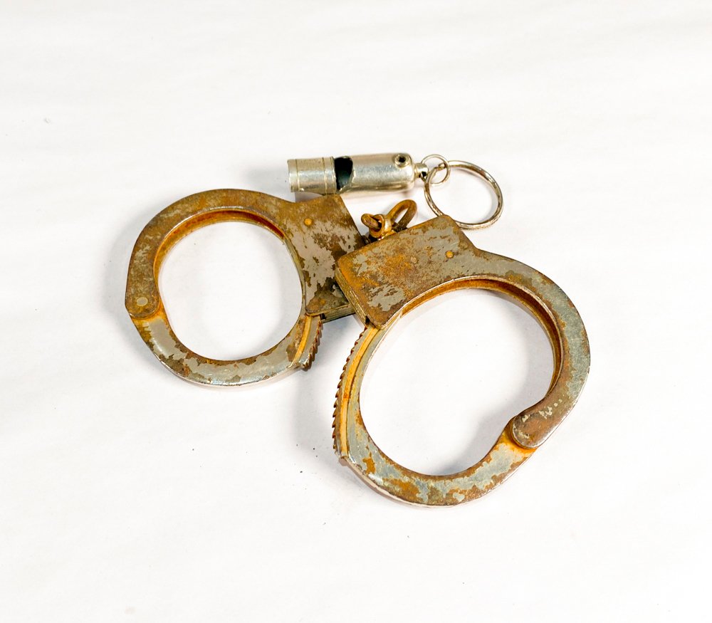 Antiguas Esposas de Metal con Pito Policial Vintage