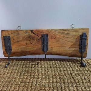 Lote anterior: Perchero Rústico de Madera con Ganchos de Hierro