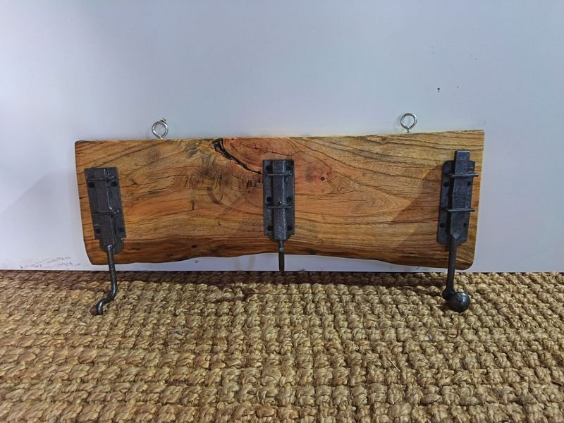 Perchero Rústico de Madera con Ganchos de Hierro