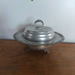 Lote siguiente: Centro de Mesa Metálico con Tapa y Patas Decoradas