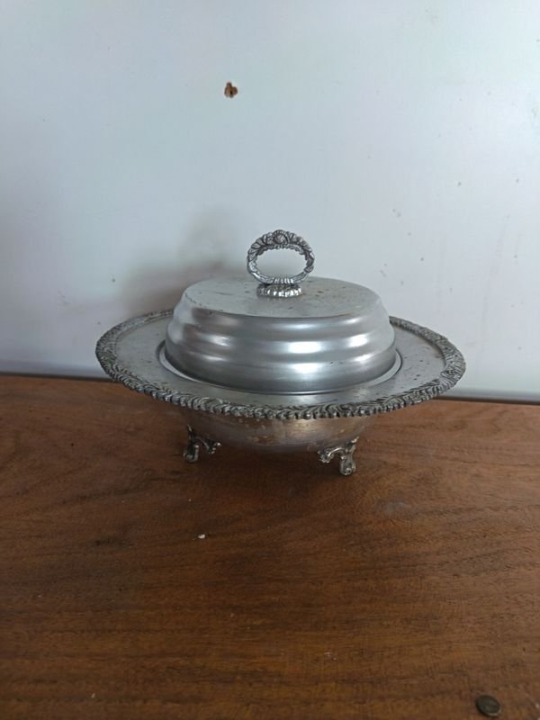 Centro de Mesa Metálico con Tapa y Patas Decoradas