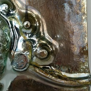 Águeda Dicancro Obra Abstracta en Vitrofusión con Relieves y Tonos Espejados - imagen 3