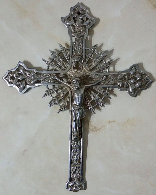 Crucifijo Antiguo de Metal Plateado con Ornamentación en Relieve
