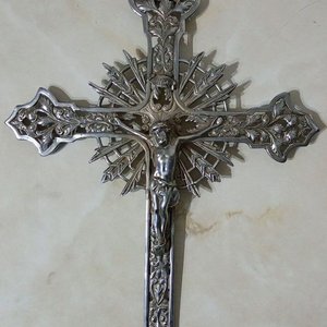 Lote siguiente: Crucifijo Antiguo de Metal Plateado con Ornamentación en Relieve