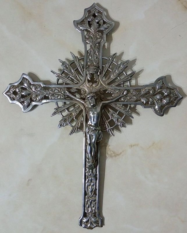 Crucifijo Antiguo de Metal Plateado con Ornamentación en Relieve