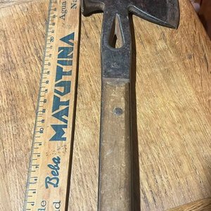 Lote siguiente: Hacha de Supervivencia Antigua MerLion con Estuche de Cuero