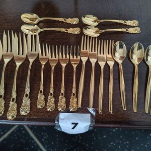 Lote siguiente: Juego de Cubiertos de Postre Bañados en Oro con Diseño de Rosas