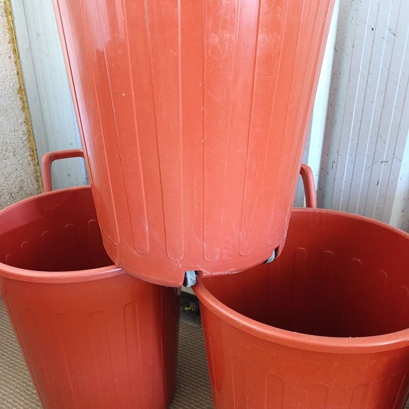 Cesto de basura con asa y ruedas. 100 litros. - imagen 3