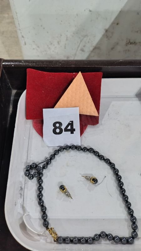 Lote siguiente: Collar de perlas y caravanas de perlas
