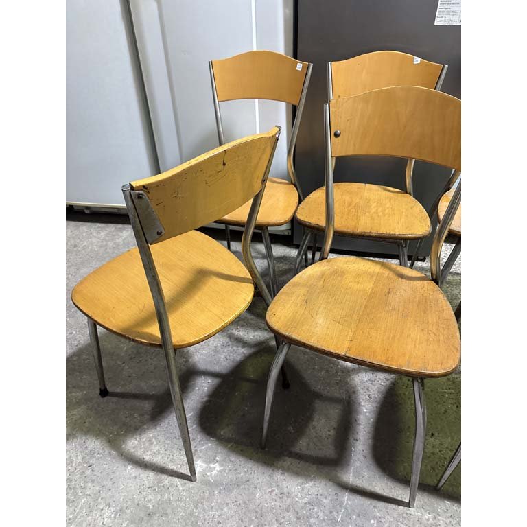 Sillas de madera con patas de hierro, detalles en la madera - imagen 2