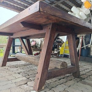 Mesa de Barbacoa Estilo Rustico de Madera Maciza - De Gran Porte con Patas Robustas Dispuestas en Ángulo y Un Travesao de Tirante  - Medidas 209 cm x 131 cm x 83 cm Alto - imagen 2