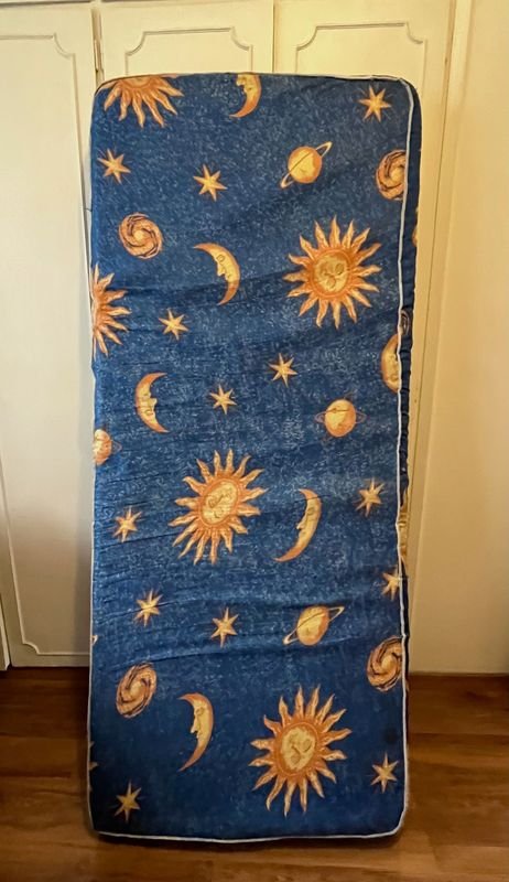 Colchón de Polyphon para una plaza con diseño espacial