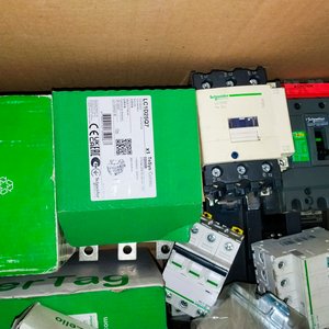 Caja con Bornes, Bobinas y Tomas Eléctricas Schneider Electric - imagen 6