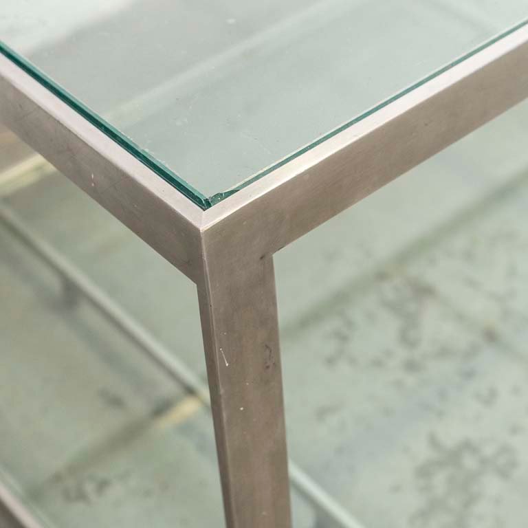 Mesa baja de acero inoxidable con tapa y estante de vidrio - imagen 2