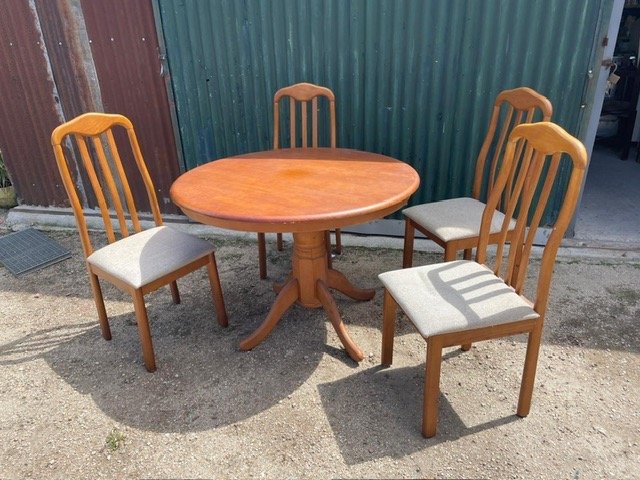Lote siguiente: Mesa y sillas de madera en excelente estado